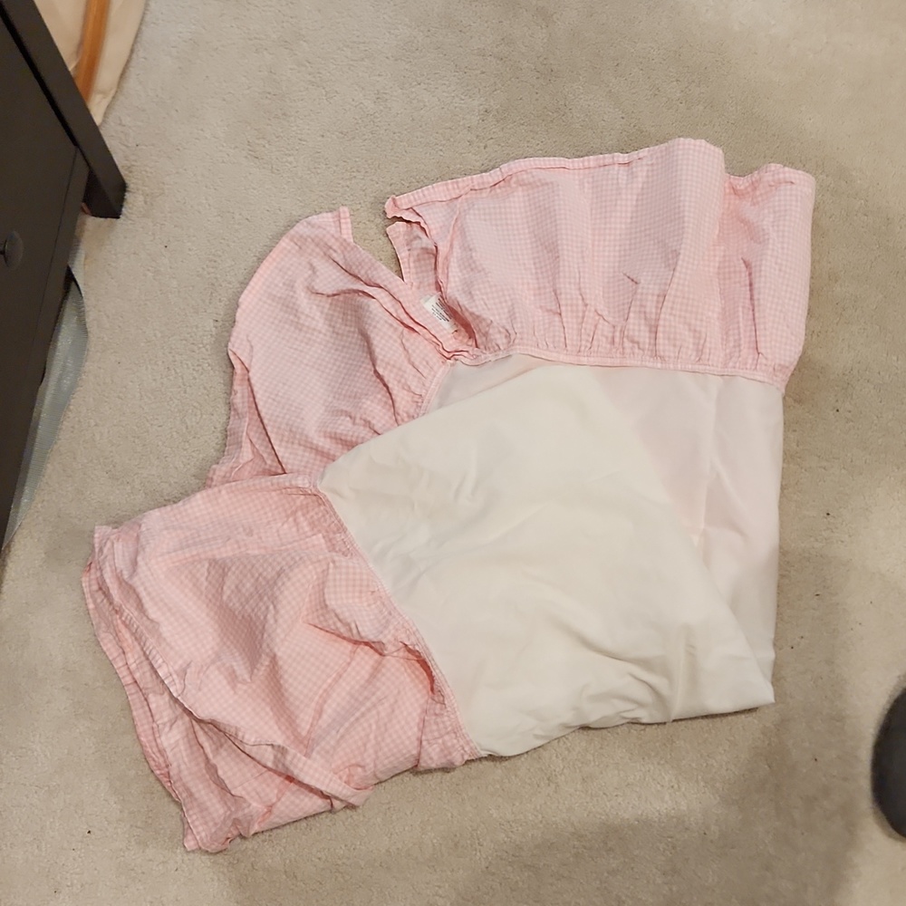 Crib skirt